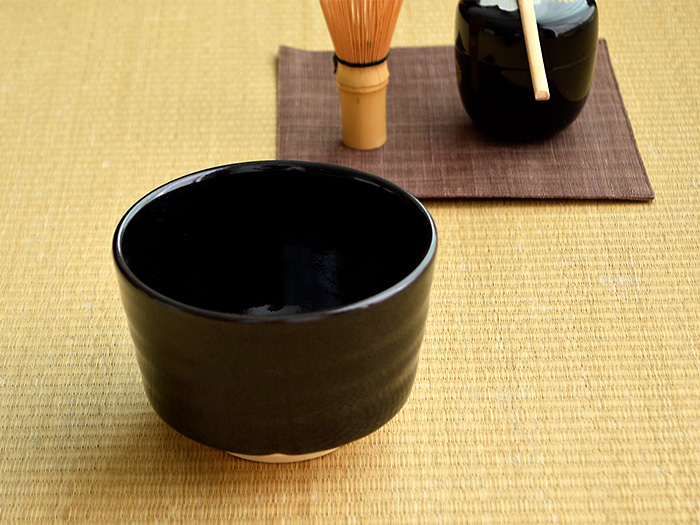 天目釉を用いた黒い信楽焼の抹茶碗。人気の器でお抹茶を楽しめます。